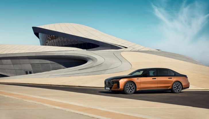 BMW i7 M70 xDrive: svelata la nuova versione top di gamma della berlina elettrica - Foto 84 di 85