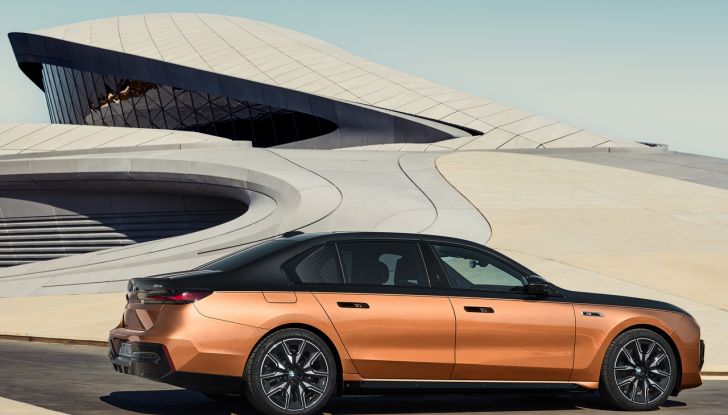 BMW i7 M70 xDrive: svelata la nuova versione top di gamma della berlina elettrica - Foto 62 di 85