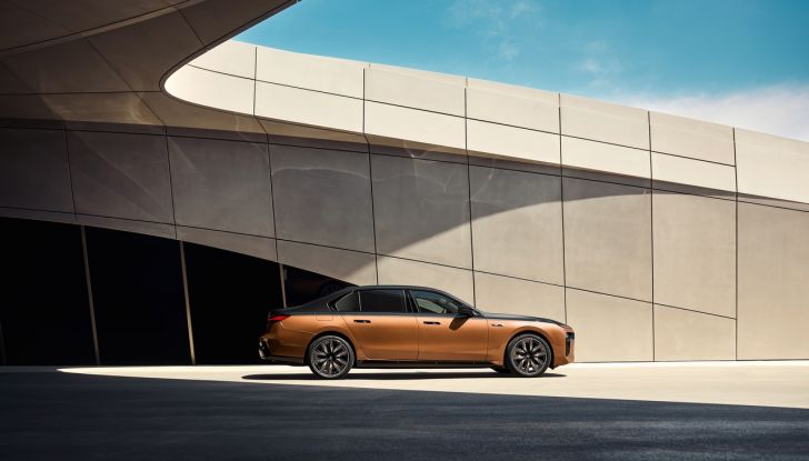 BMW i7 M70 xDrive: svelata la nuova versione top di gamma della berlina elettrica - Foto 59 di 85