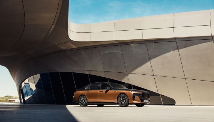 BMW i7 M70 xDrive: svelata la nuova versione top di gamma della berlina elettrica - Foto 58 di 85