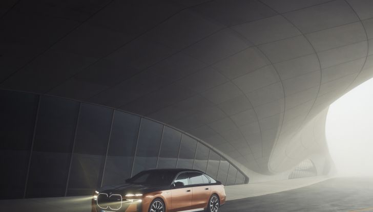 BMW i7 M70 xDrive: svelata la nuova versione top di gamma della berlina elettrica - Foto 49 di 85