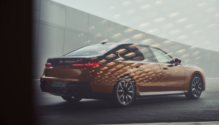 BMW i7 M70 xDrive: svelata la nuova versione top di gamma della berlina elettrica - Foto 46 di 85
