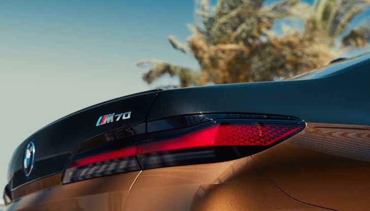 BMW i7 M70 xDrive: svelata la nuova versione top di gamma della berlina elettrica - Foto 42 di 85