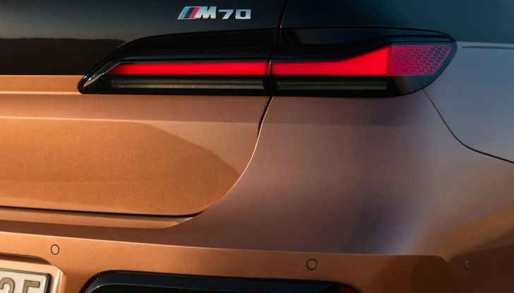 BMW i7 M70 xDrive: svelata la nuova versione top di gamma della berlina elettrica - Foto 36 di 85