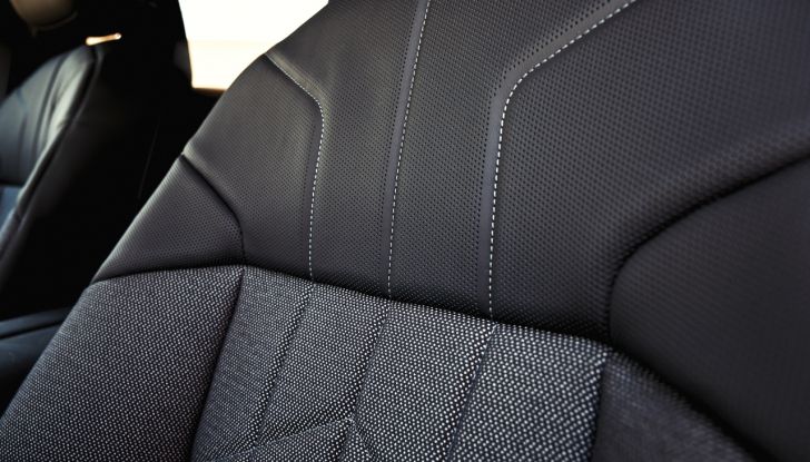 BMW i7 M70 xDrive: svelata la nuova versione top di gamma della berlina elettrica - Foto 32 di 85