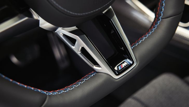 BMW i7 M70 xDrive: svelata la nuova versione top di gamma della berlina elettrica - Foto 28 di 85