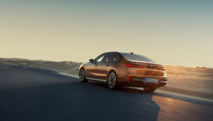 BMW i7 M70 xDrive: svelata la nuova versione top di gamma della berlina elettrica - Foto 27 di 85