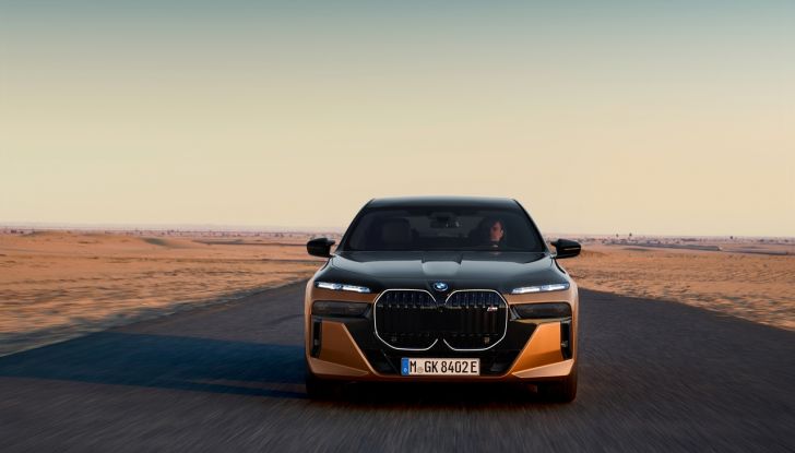 BMW i7 M70 xDrive: svelata la nuova versione top di gamma della berlina elettrica - Foto 25 di 85