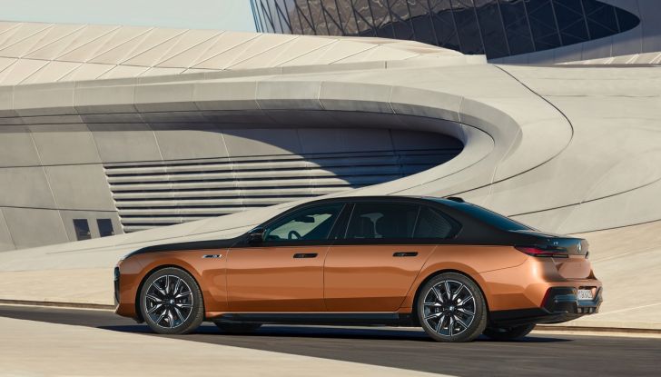 BMW i7 M70 xDrive: svelata la nuova versione top di gamma della berlina elettrica - Foto 79 di 85