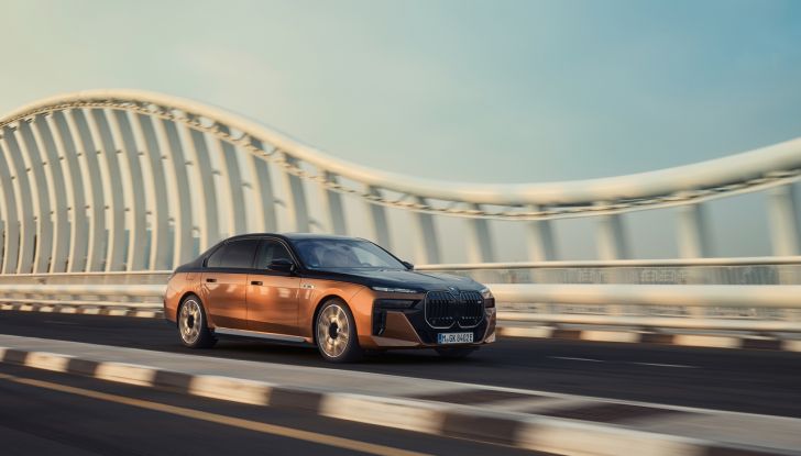 BMW i7 M70 xDrive: svelata la nuova versione top di gamma della berlina elettrica - Foto 18 di 85