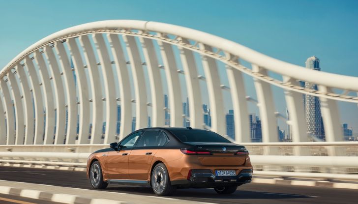 BMW i7 M70 xDrive: svelata la nuova versione top di gamma della berlina elettrica - Foto 15 di 85