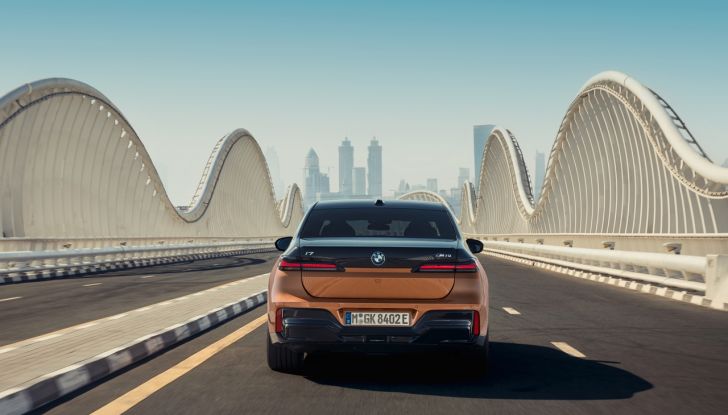 BMW i7 M70 xDrive: svelata la nuova versione top di gamma della berlina elettrica - Foto 12 di 85