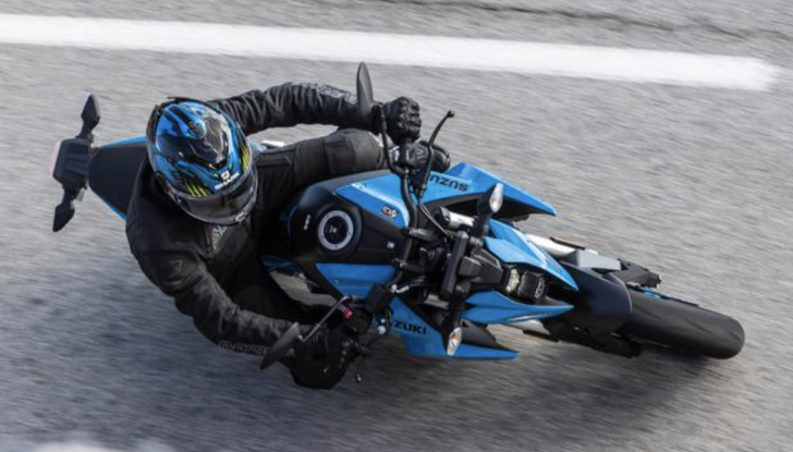 La nuova street fighter Suzuki GSX-8S arriva nelle concessionarie: prezzi da 8.900€ - Foto 7 di 11