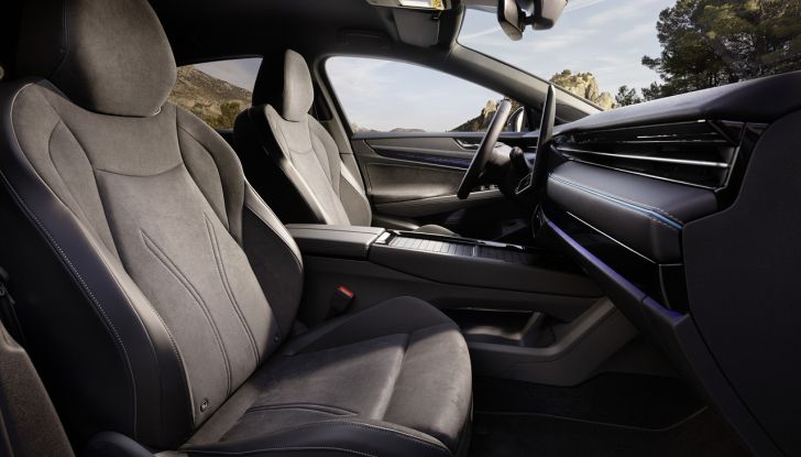 Volkswagen ID.7: prime immagini ufficiali della berlina elettrica - Foto 28 di 46