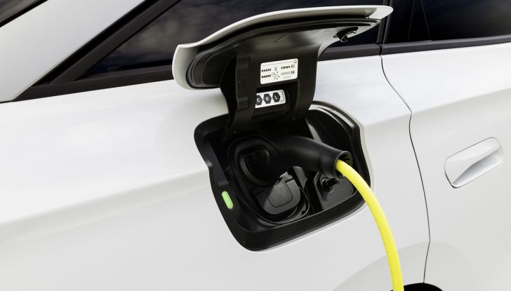 Volkswagen ID.7: prime immagini ufficiali della berlina elettrica - Foto 32 di 46