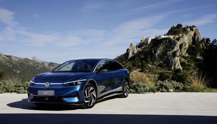 Volkswagen ID.7: prime immagini ufficiali della berlina elettrica - Foto 33 di 46