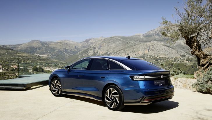 Volkswagen ID.7: prime immagini ufficiali della berlina elettrica - Foto 36 di 46