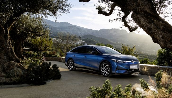 Volkswagen ID.7: ecco la nuova berlina elettrica con 700 km di autonomia - Foto 25 di 132