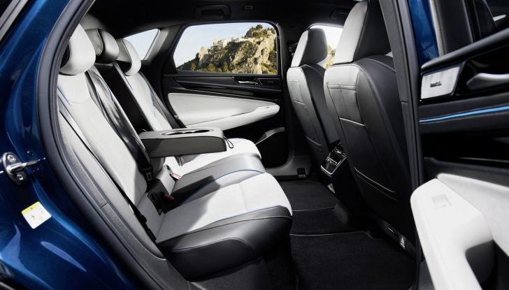 Volkswagen ID.7: ecco la nuova berlina elettrica con 700 km di autonomia - Foto 18 di 132