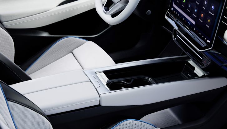 Volkswagen ID.7: prime immagini ufficiali della berlina elettrica - Foto 43 di 46