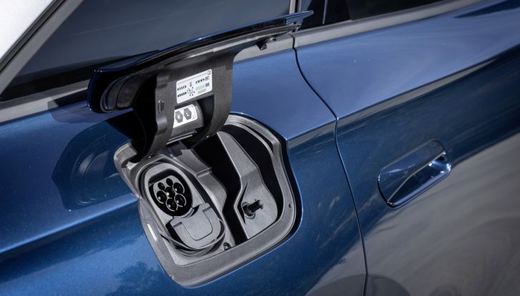 Volkswagen ID.7: ecco la nuova berlina elettrica con 700 km di autonomia - Foto 9 di 132