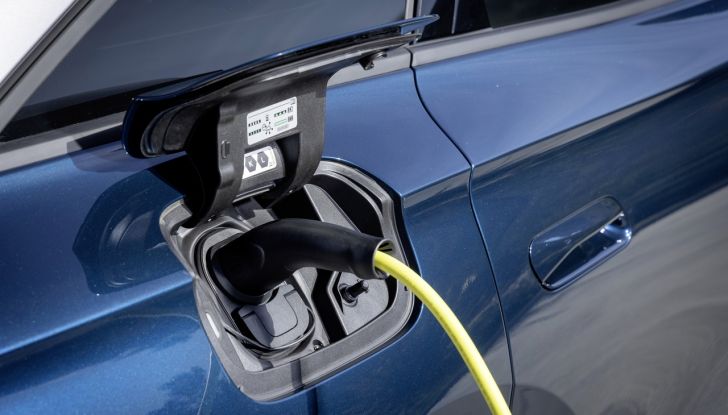 Volkswagen ID.7: ecco la nuova berlina elettrica con 700 km di autonomia - Foto 8 di 132