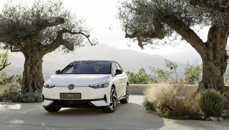 Volkswagen ID.7: prime immagini ufficiali della berlina elettrica - Foto 44 di 46