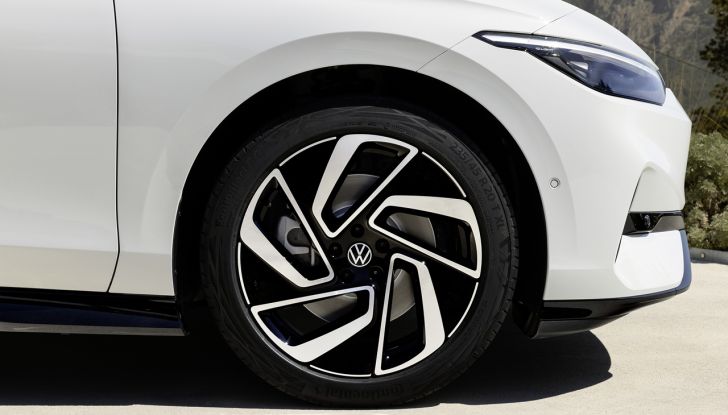 Volkswagen ID.7: ecco la nuova berlina elettrica con 700 km di autonomia - Foto 4 di 132