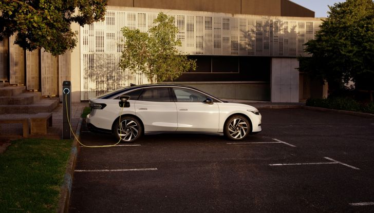 Volkswagen ID.7: ecco la nuova berlina elettrica con 700 km di autonomia - Foto 111 di 132