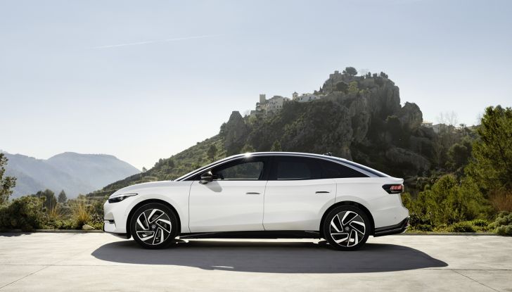 Volkswagen ID.7: prime immagini ufficiali della berlina elettrica - Foto 3 di 46