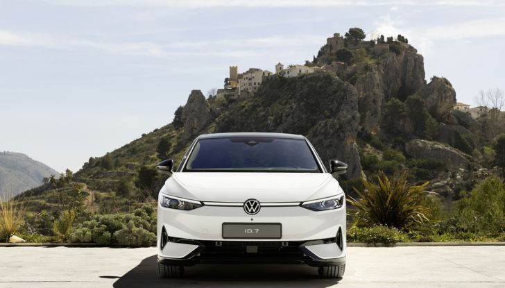 Volkswagen ID.7: prime immagini ufficiali della berlina elettrica - Foto 5 di 46