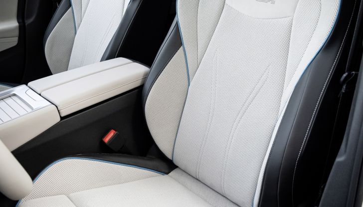 Volkswagen ID.7: prime immagini ufficiali della berlina elettrica - Foto 14 di 46