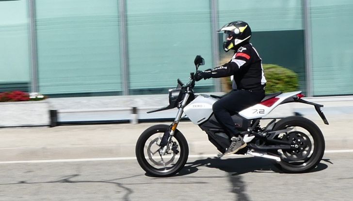 Zero Motorcycles FXE, test ride della moto elettrica dal carattere peperino - Foto 15 di 41