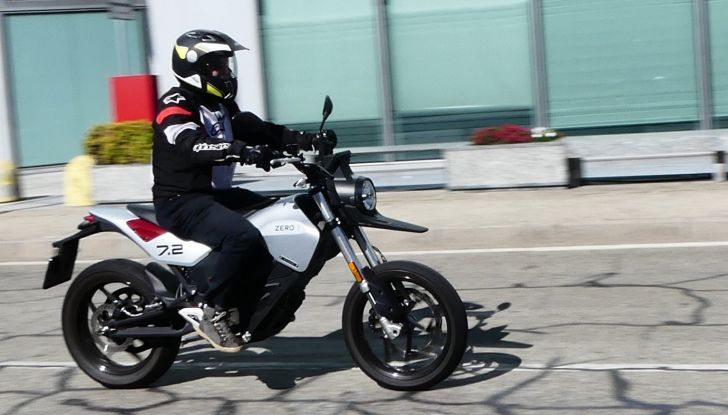 Zero Motorcycles FXE, test ride della moto elettrica dal carattere peperino - Foto 16 di 41