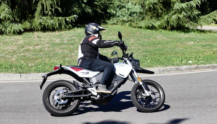 Zero Motorcycles FXE, test ride della moto elettrica dal carattere peperino - Foto 5 di 41