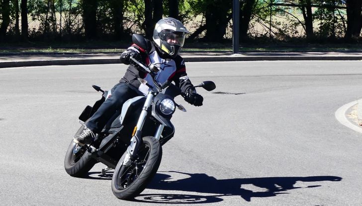 Zero Motorcycles FXE, test ride della moto elettrica dal carattere peperino - Foto 8 di 41