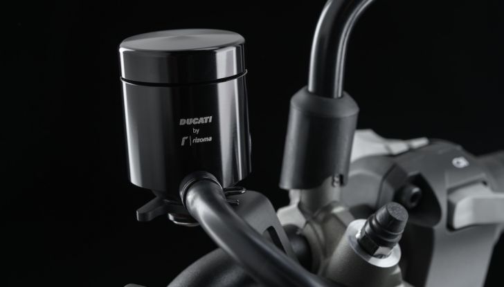 Ducati Hypermotard 950: stile ancora più dinamico grazie agli accessori Performance - Foto 7 di 8