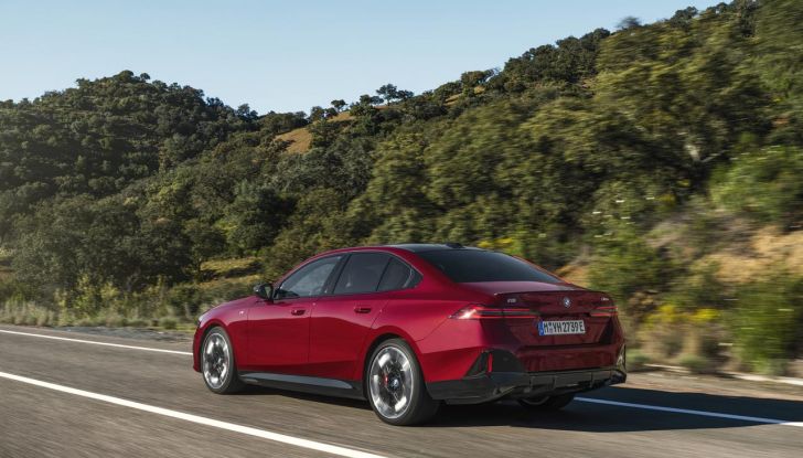 Nuova BMW Serie 5: al Salone di Monaco 2023 debutteranno due varianti ibride plug-in - Foto 122 di 140