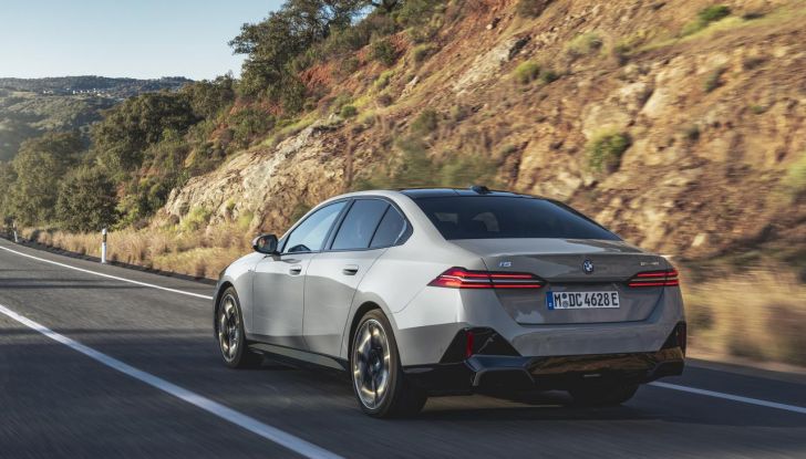 Nuova BMW Serie 5: al Salone di Monaco 2023 debutteranno due varianti ibride plug-in - Foto 72 di 140