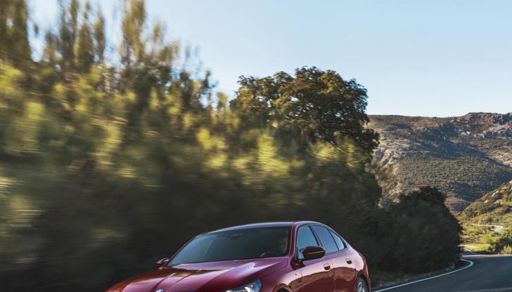 Nuova BMW Serie 5: al Salone di Monaco 2023 debutteranno due varianti ibride plug-in - Foto 93 di 140