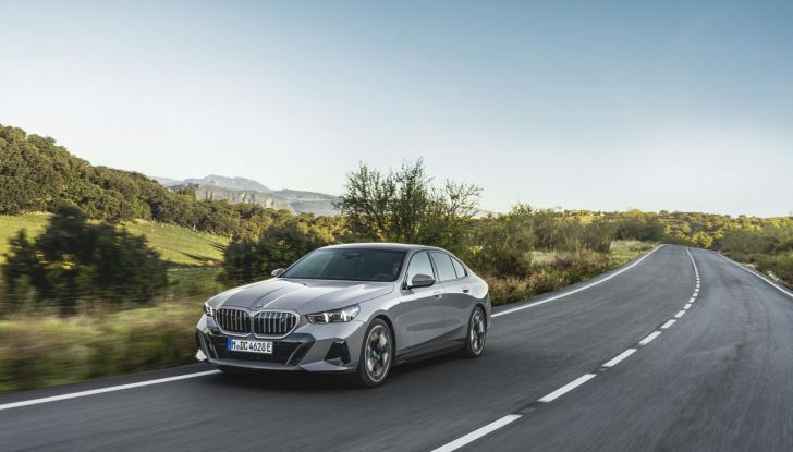 Nuova BMW Serie 5: al Salone di Monaco 2023 debutteranno due varianti ibride plug-in - Foto 55 di 140