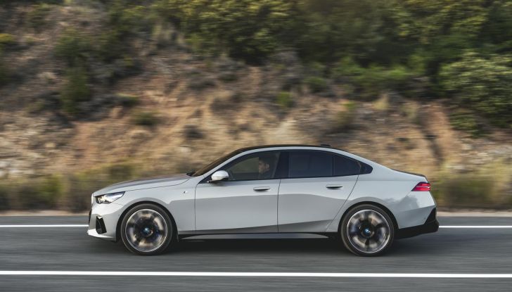 Nuova BMW Serie 5: al Salone di Monaco 2023 debutteranno due varianti ibride plug-in - Foto 43 di 140