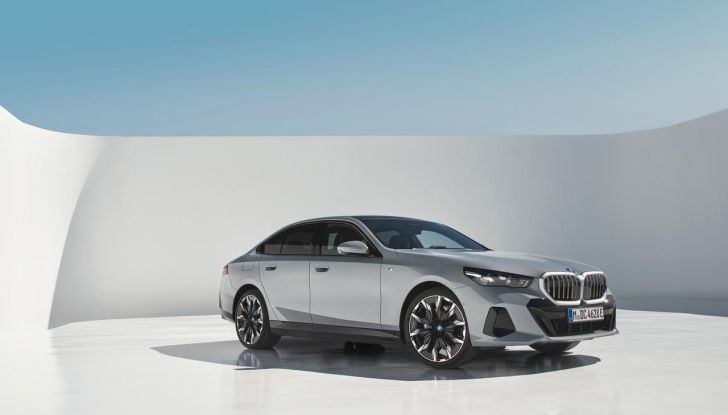 Nuova BMW Serie 5: al Salone di Monaco 2023 debutteranno due varianti ibride plug-in - Foto 139 di 140