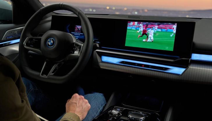 Nuova BMW Serie 5: al Salone di Monaco 2023 debutteranno due varianti ibride plug-in - Foto 12 di 140