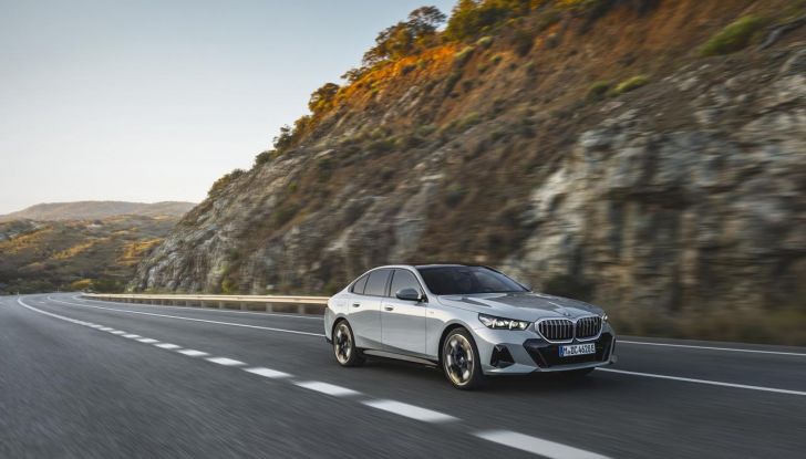 Nuova BMW Serie 5: al Salone di Monaco 2023 debutteranno due varianti ibride plug-in - Foto 65 di 140