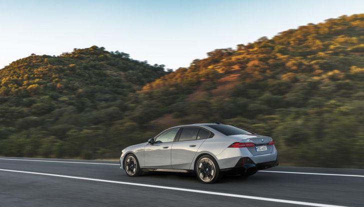 Nuova BMW Serie 5: al Salone di Monaco 2023 debutteranno due varianti ibride plug-in - Foto 73 di 140