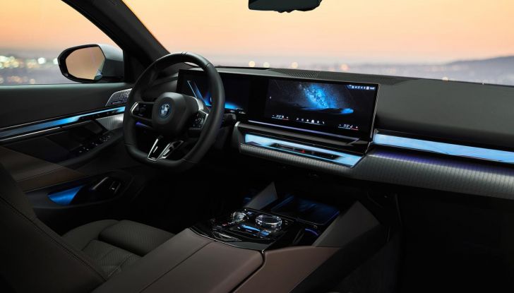 Nuova BMW Serie 5: al Salone di Monaco 2023 debutteranno due varianti ibride plug-in - Foto 22 di 140