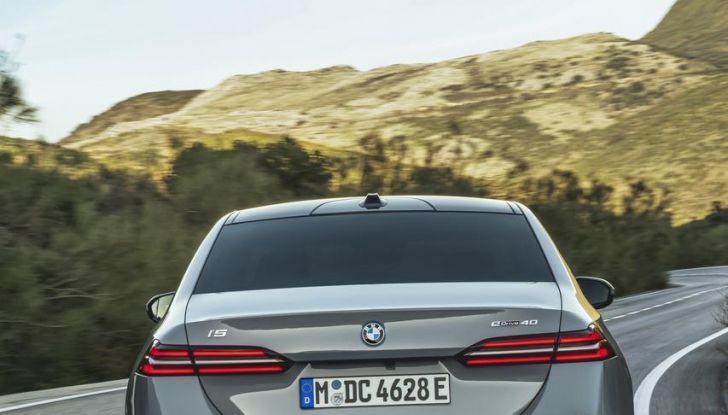 Nuova BMW Serie 5: al Salone di Monaco 2023 debutteranno due varianti ibride plug-in - Foto 87 di 140