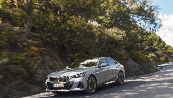 Nuova BMW Serie 5: al Salone di Monaco 2023 debutteranno due varianti ibride plug-in - Foto 48 di 140