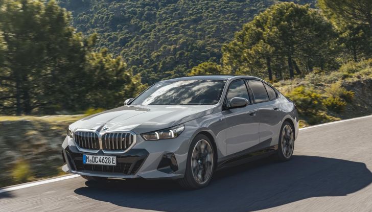 Nuova BMW Serie 5: al Salone di Monaco 2023 debutteranno due varianti ibride plug-in - Foto 49 di 140